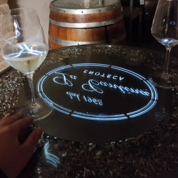 Barrique di arredo originale e personalizzabile con proiezione logo Plafon - immagine 11