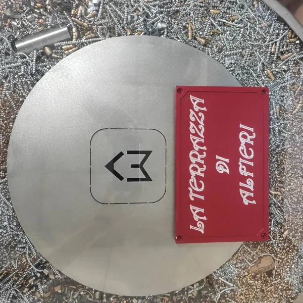 Targa alluminio personalizzata con incisione in bassorilievo - immagine 8