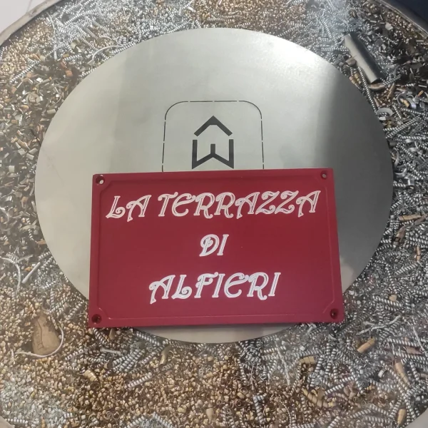 Targa alluminio personalizzata con incisione in bassorilievo - immagine 3